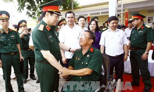 Đại tướng Ngô Xuân Lịch thăm, tặng quà thương bệnh binh tỉnh Hà Nam